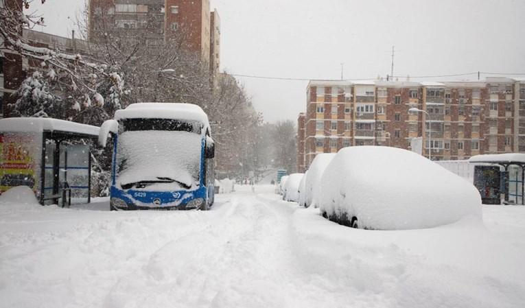 Snježna oluja poharala Španjolsku, 1500 ljudi bilo zarobljeno u automobilima