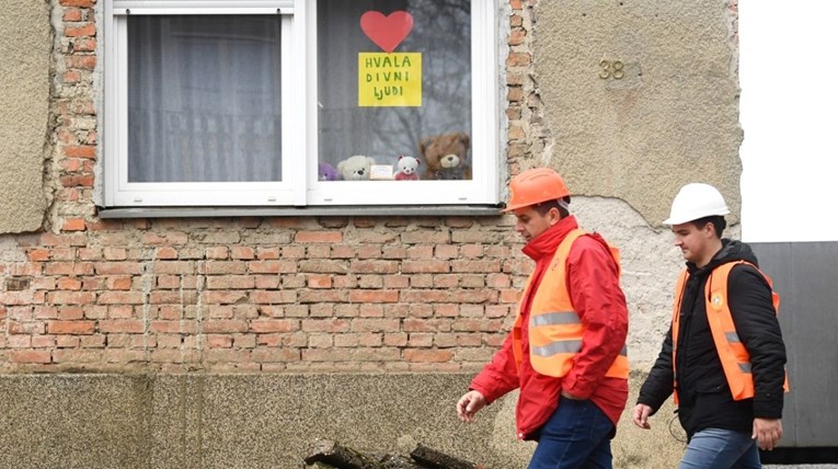 U razorenoj Petrinji osvanula dirljiva poruka na prozoru obiteljske kuće