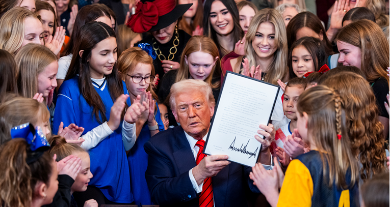 Trump okružen djecom potpisao zabranu nastupa transrodnih žena u ženskim sportovima