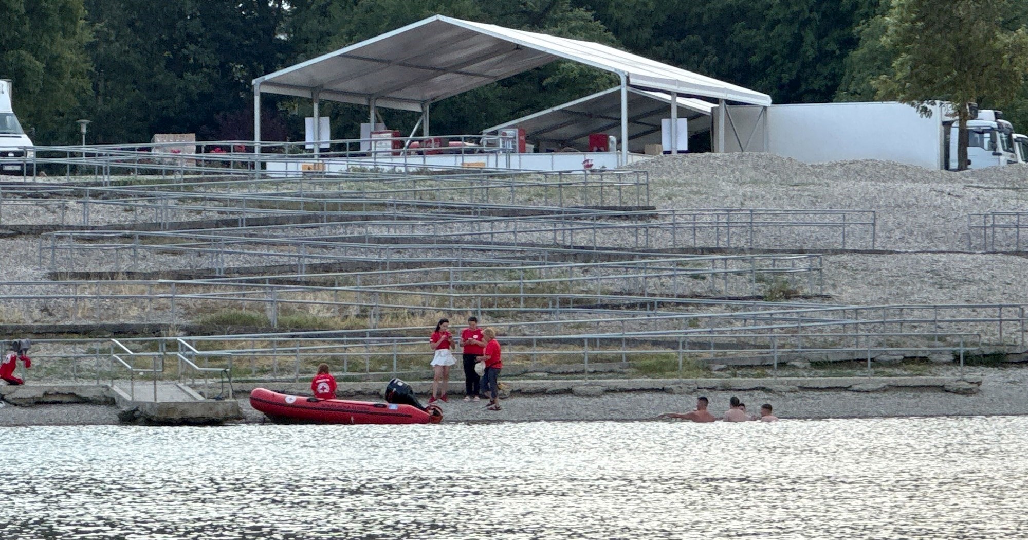 Neki se kupaju na Bundeku, oko jezera su spasioci. Počelo je grmjeti i sijevati