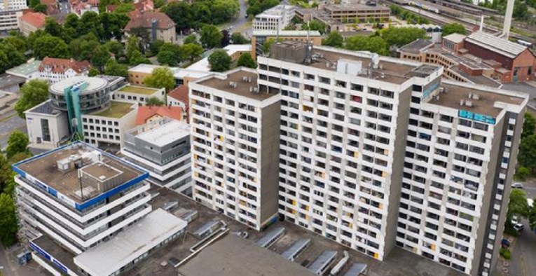 Ovaj neboder u Njemačkoj je novo veliko žarište. Građani bijesni, traže karantenu