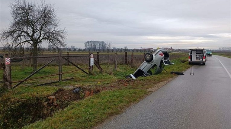 Teška prometna kod Vinkovaca, vozač životno ugrožen