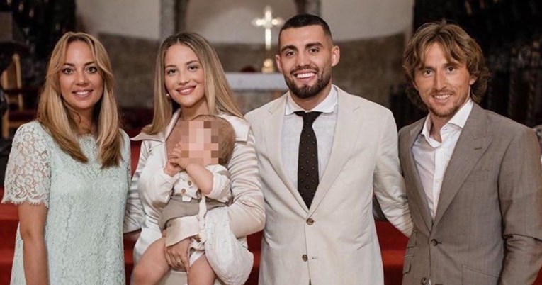 Mateo Kovačić objavio dosad neviđene fotografije s krštenja svog sina