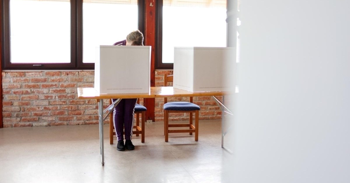 Kandidat cijeli dan stoji kod birališta. "Čovjek nije plakat, ne možemo ga maknuti"