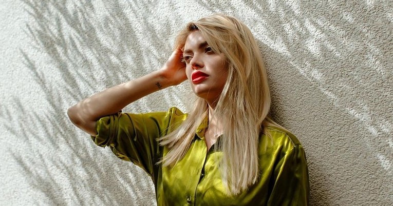 Ella pozirala na balkonu nove kuće pa otkrila što susjedi misle o tome