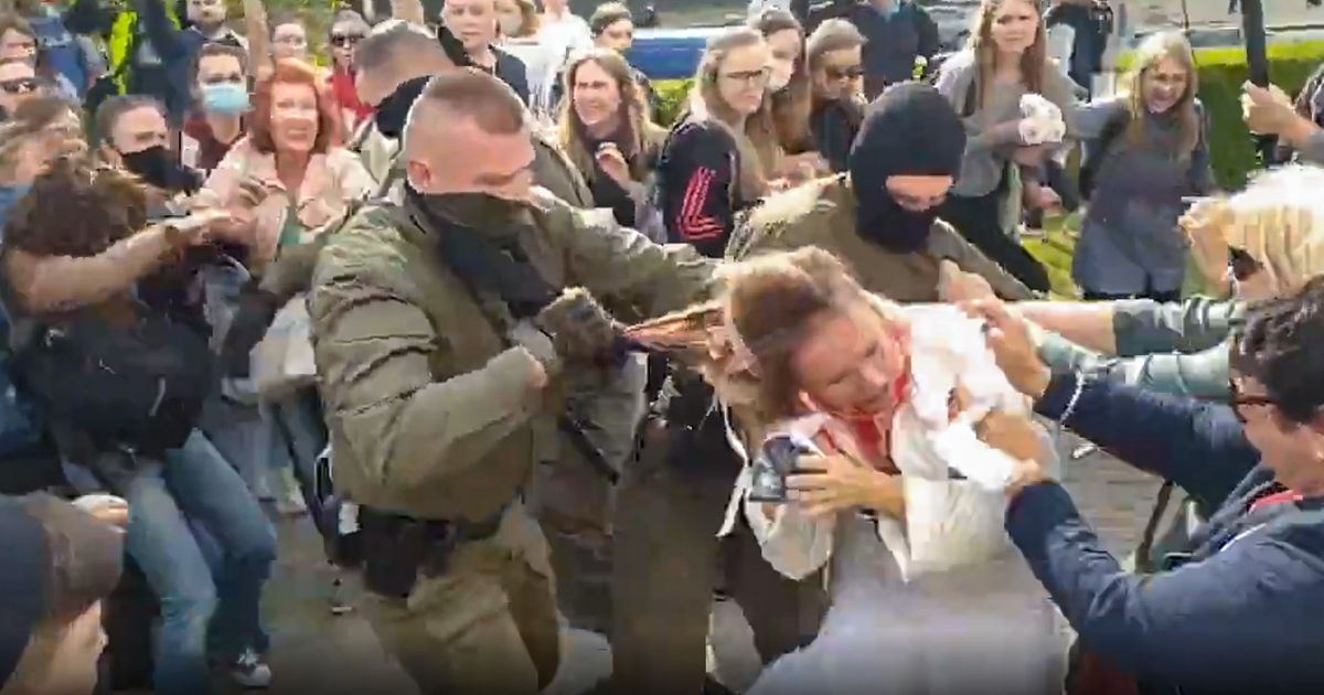 Pogledajte kako bjeloruske prosvjednice trgaju maske režimskim policajcima