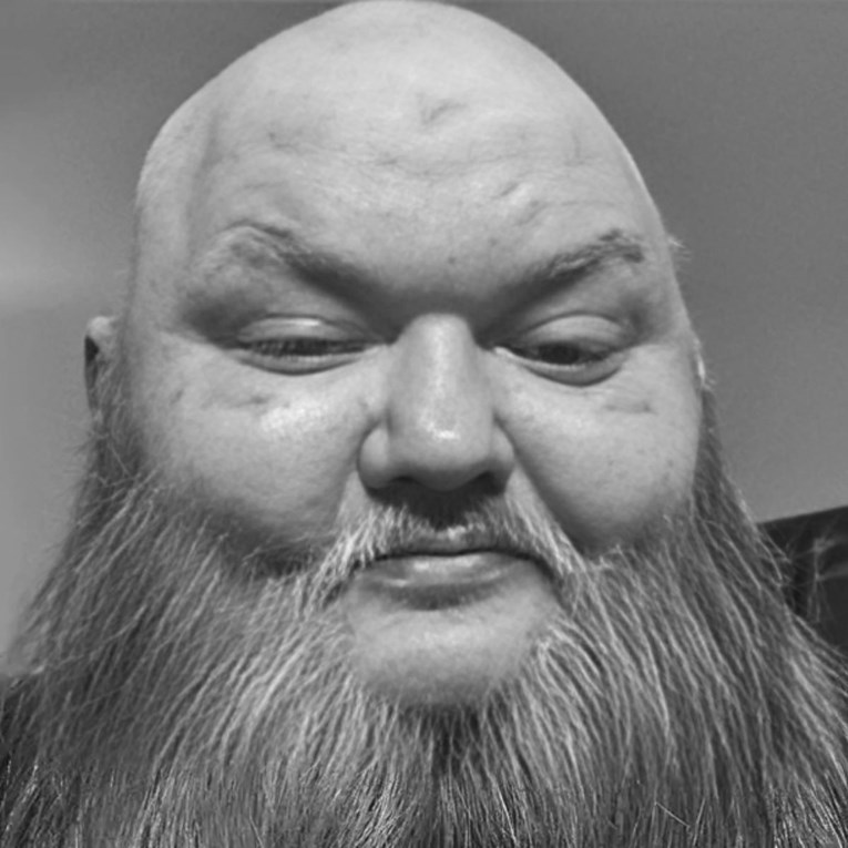 Preminuo tiktoker John Crawley (47), pratilo ga 2.5 milijuna ljudi