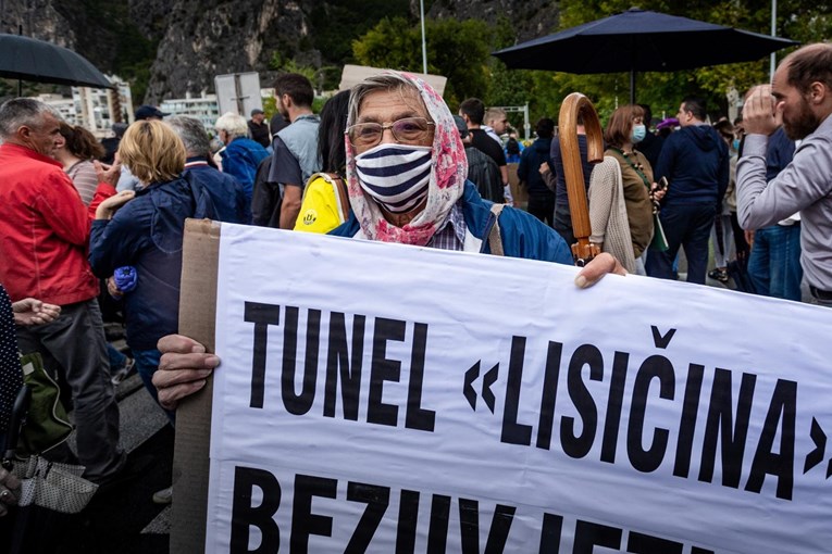 Pobuna u Omišu: Opet blokirali Magistralu, hitno traže probijanje tunela