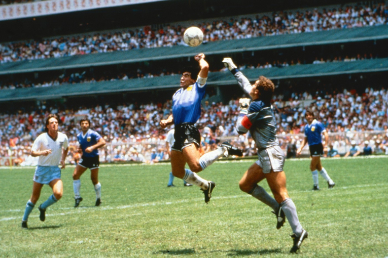 Lopta Maradonine 'Božje ruke' prodana za milijune. Očekivalo se triput više