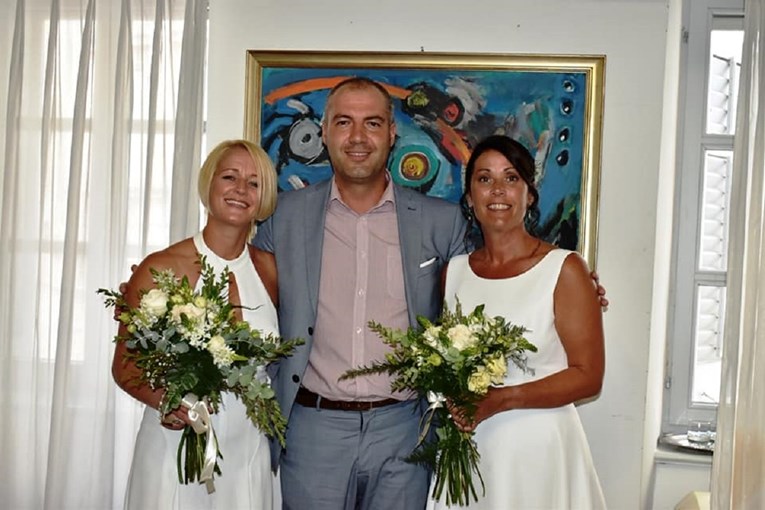 FOTO Dogradonačelnik Pule na Fejsu čestitao lezbijskom paru na vjenčanju