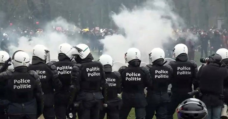 VIDEO Eskalirao masovni prosvjed protiv mjera u Bruxellesu, lete baklje i suzavac