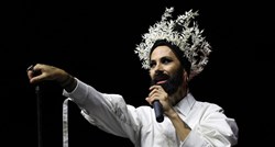 Božo Vrećo oduševio Beograđane, na koncert stigao s bijelom krunom na glavi