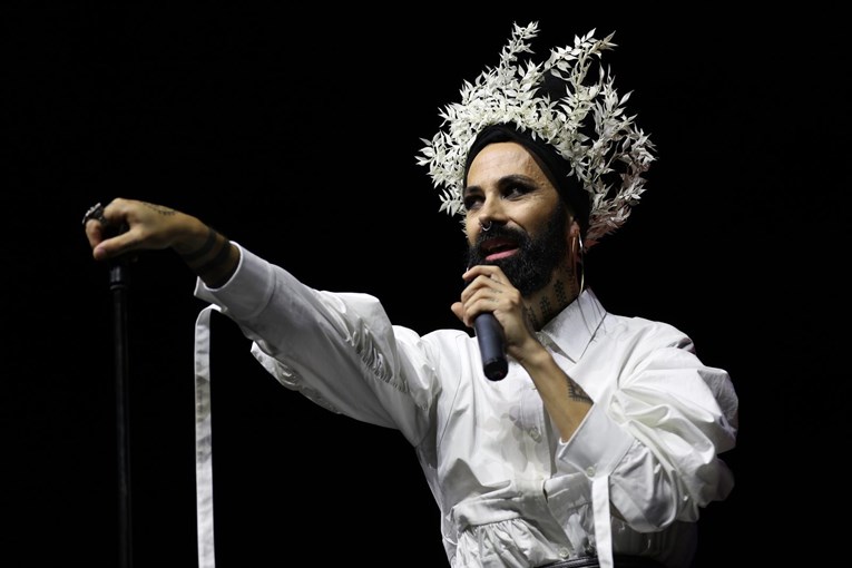 Božo Vrećo oduševio Beograđane, na koncert stigao s bijelom krunom na glavi