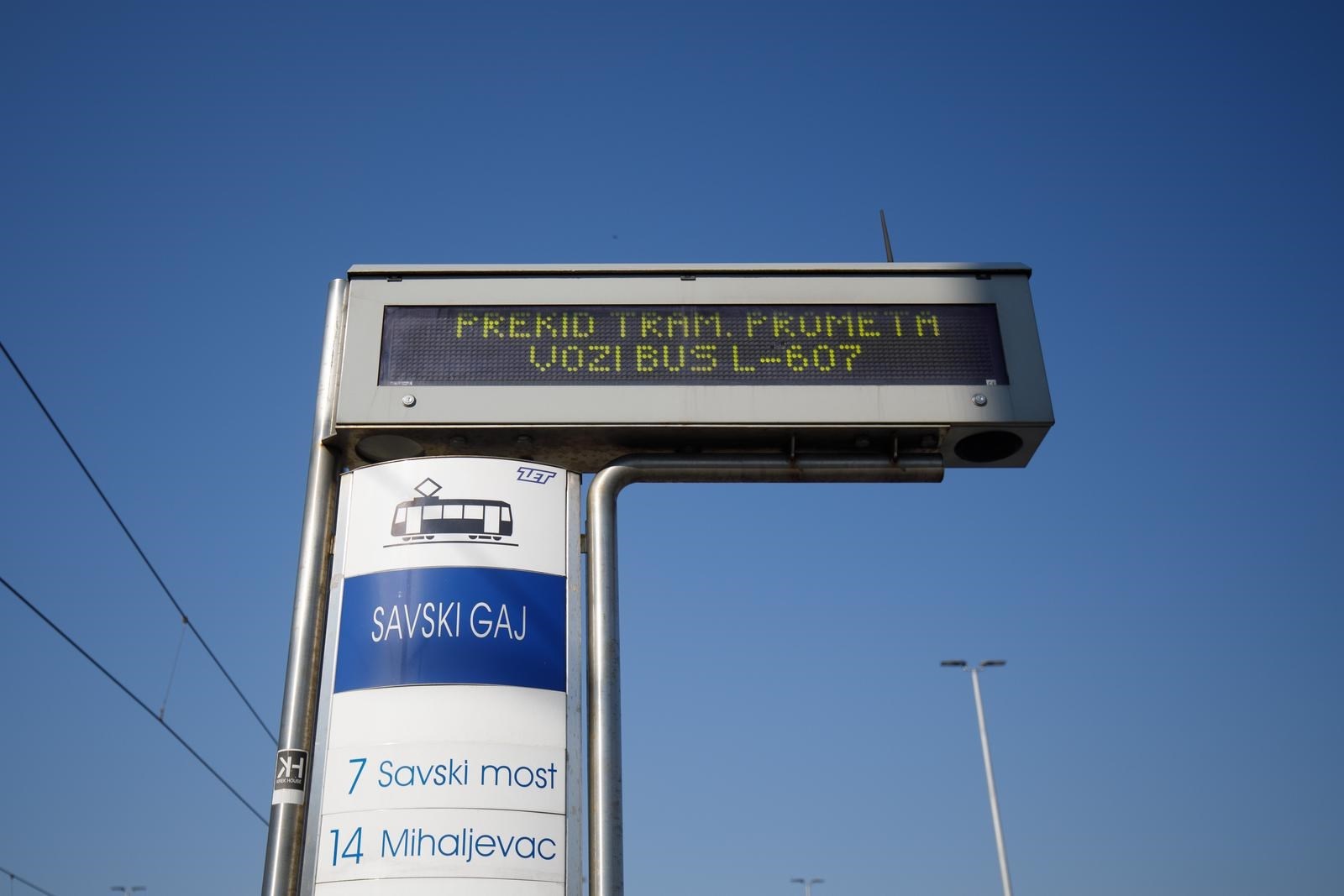 Auto proletio tramvajskom stanicom u Novom Zagrebu, završio na pruzi