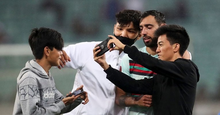 Navijači prekinuli utakmicu radi selfieja s Brunom Fernandesom, a zaštitara nigdje