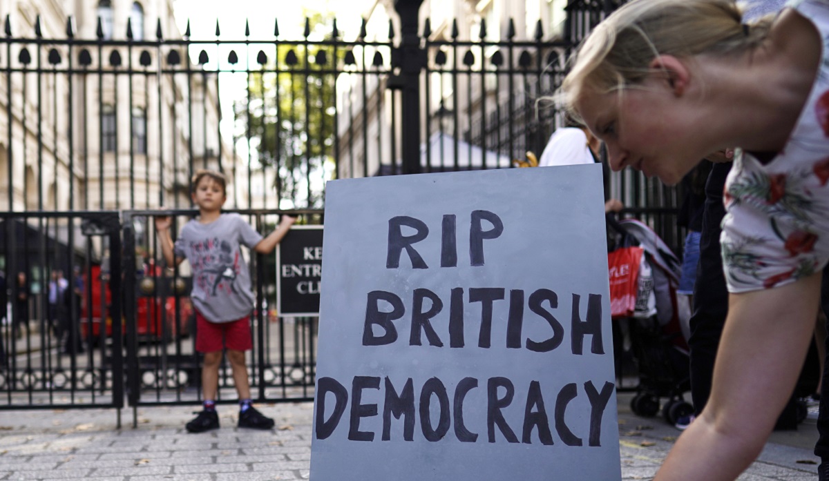 Bijes u Britaniji nakon skandalozne suspenzije parlamenta