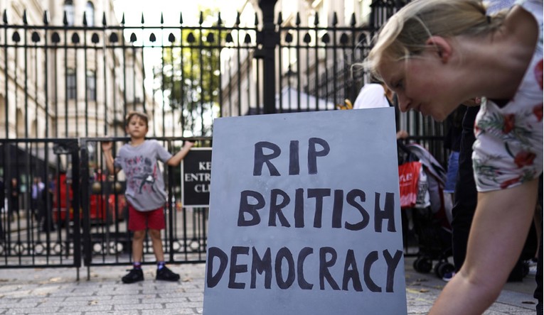 Bijes u Britaniji nakon skandalozne suspenzije parlamenta