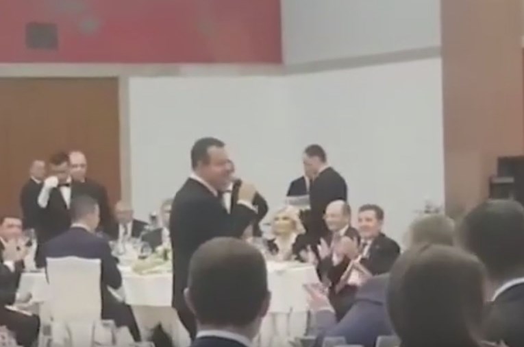 VIDEO Pogledajte kako Dačić pjeva Kaljinku, a Putin i Vučić mu plješću