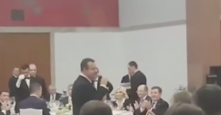 VIDEO Pogledajte kako Dačić pjeva Kaljinku, a Putin i Vučić mu plješću