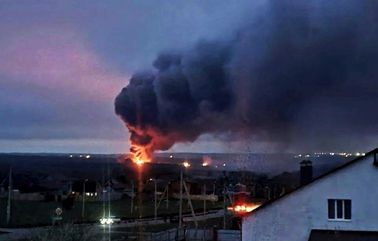 Niz eksplozija u okolici ruskog grada, gori skladište streljiva