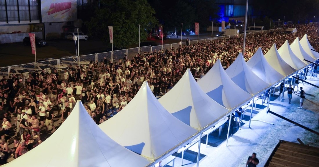 VIDEO Kolone ljudi odlaze s Hipodroma, vozila Hitne pomoći probijaju se kroz rulju