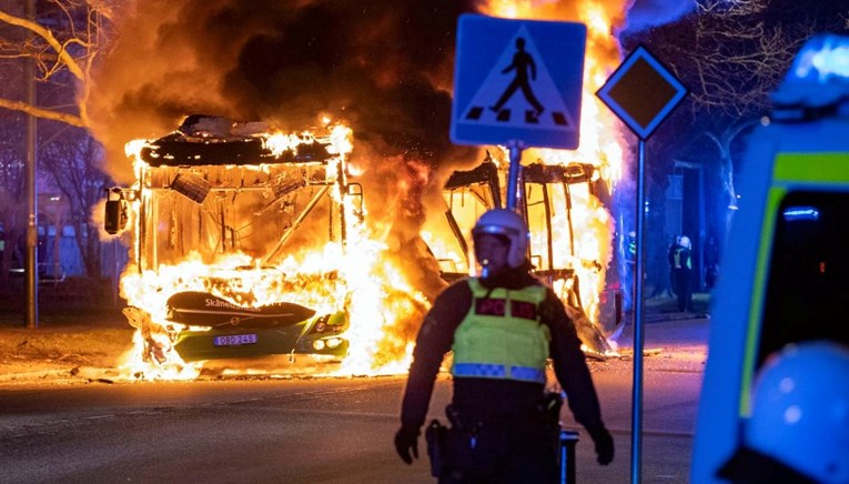 Desničari u Švedskoj žele spaliti Kuran. Izbili žestoki prosvjedi, troje ranjenih