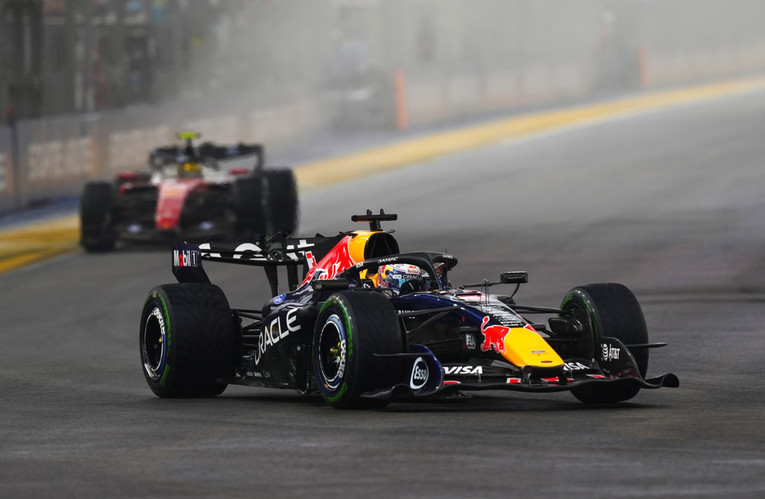 Verstappen pobijedio u kaotičnom sprintu s čak devet odustajanja