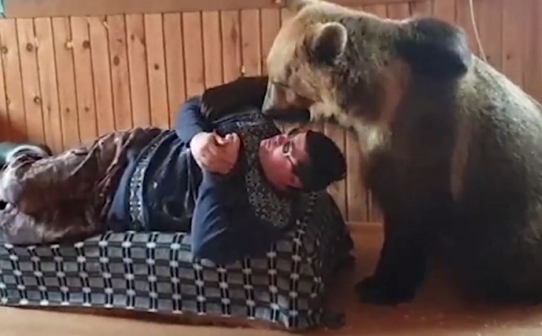 Preslatka snimka: Veliki medvjed bori se sa svojim vlasnikom za mjesto na kauču