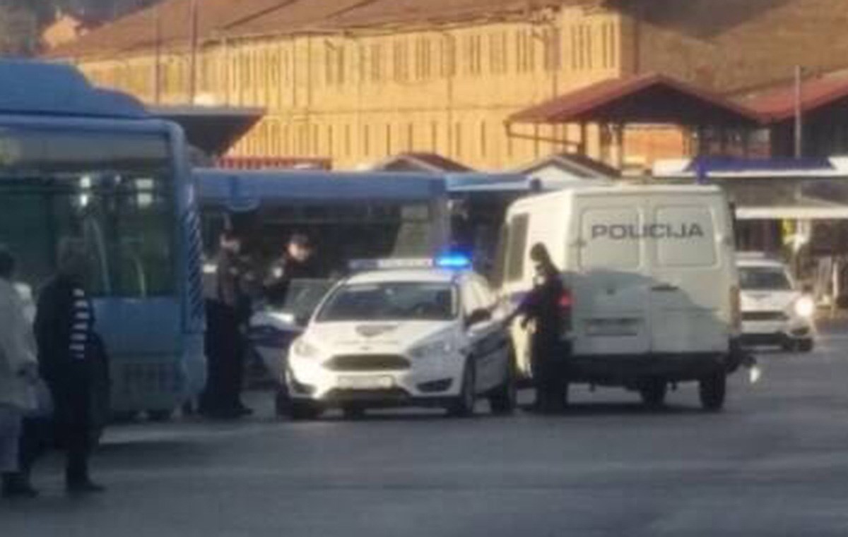 FOTO Policijska akcija u Zagrebu, strpali polugolog muškarca u maricu