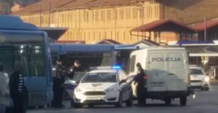 FOTO Policijska akcija u Zagrebu, strpali polugolog muškarca u maricu