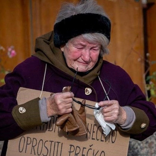 Prosvjed roditelja na Trgu, žena cijelo vrijeme plakala. "Tako malo ljudi, sramota"