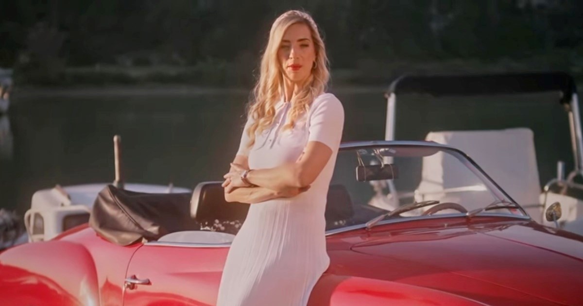 Ovo je predizborni spot SDP-ovke. Vozi se crvenim kabrioletom i maše ljudima