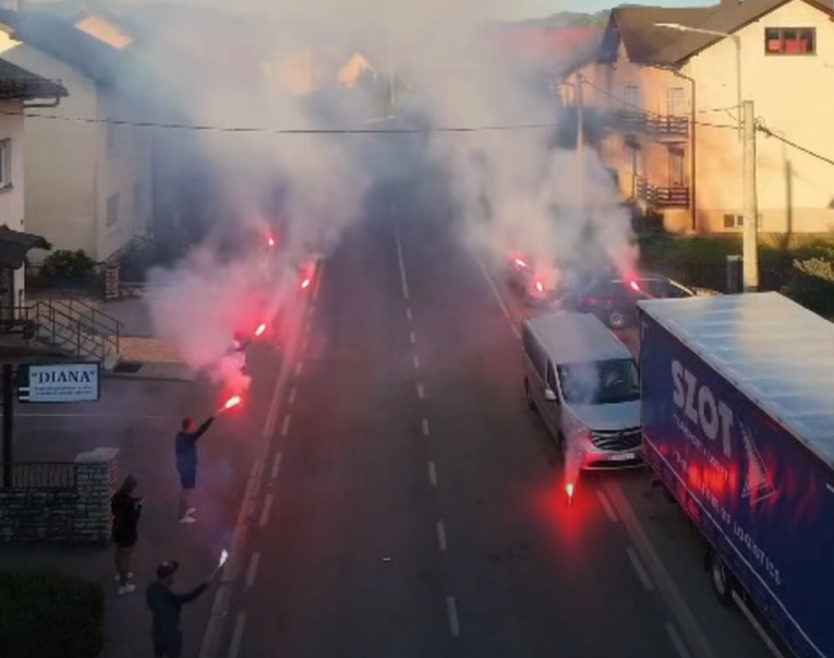 VIDEO Ličani uz baklje krenuli na prosvjed. "Ponos grada mog! GOSPIĆ dolazi!!!!!"