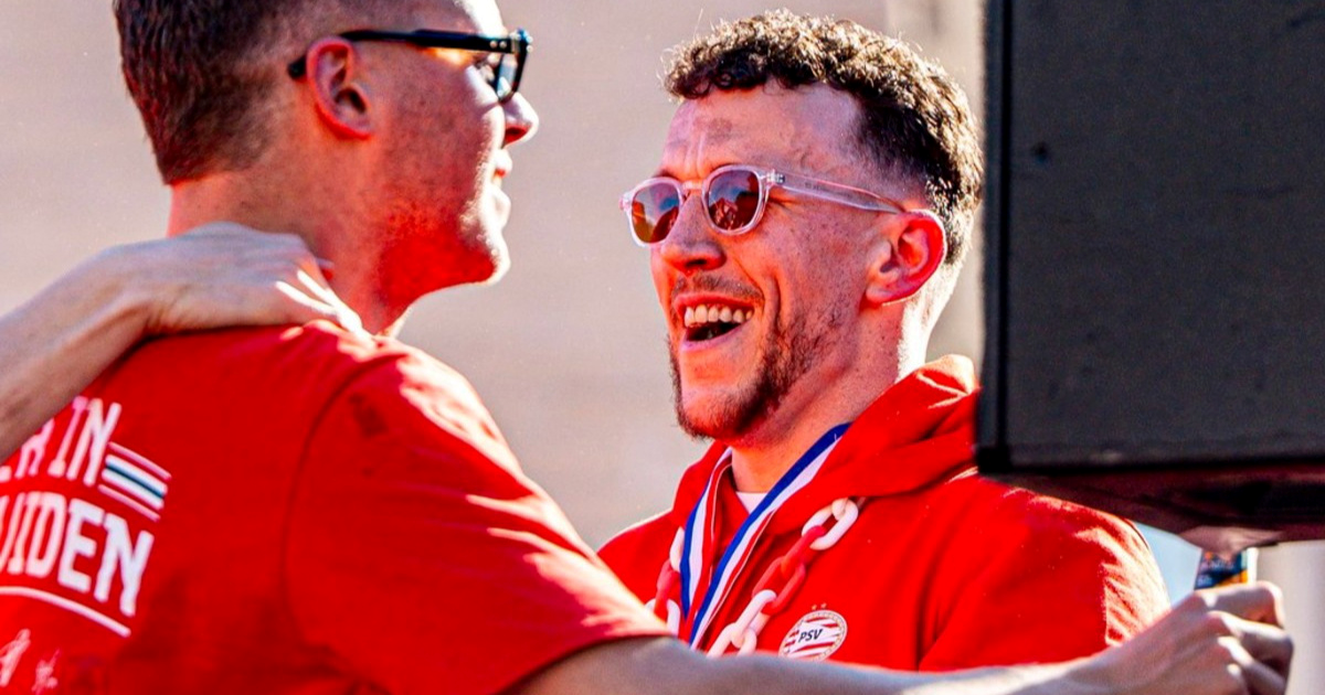 Čaša u jednoj ruci, mikrofon u drugoj. Pogledajte kako je Perišić slavio titulu