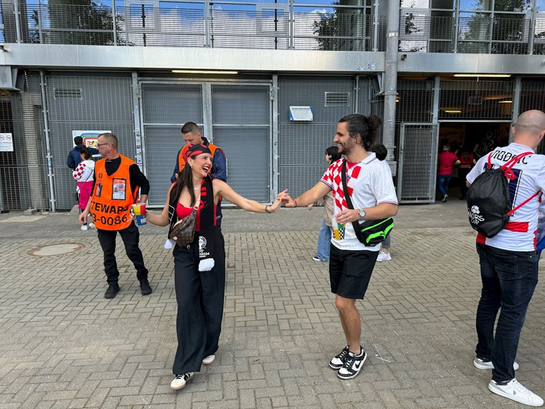 Hrvatski navijač zaplesao s albanskom navijačicom ispred stadiona