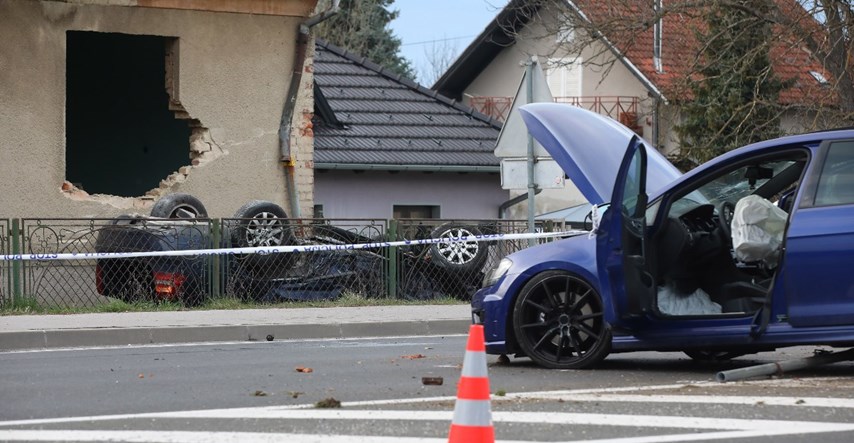 Teška prometna kod Varaždina. Auto se zabio u kuću i završio na krovu