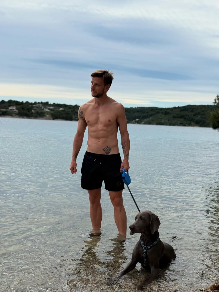 FOTO Rakitić bez majice pokazao isklesano tijelo, uživao na plaži s psom