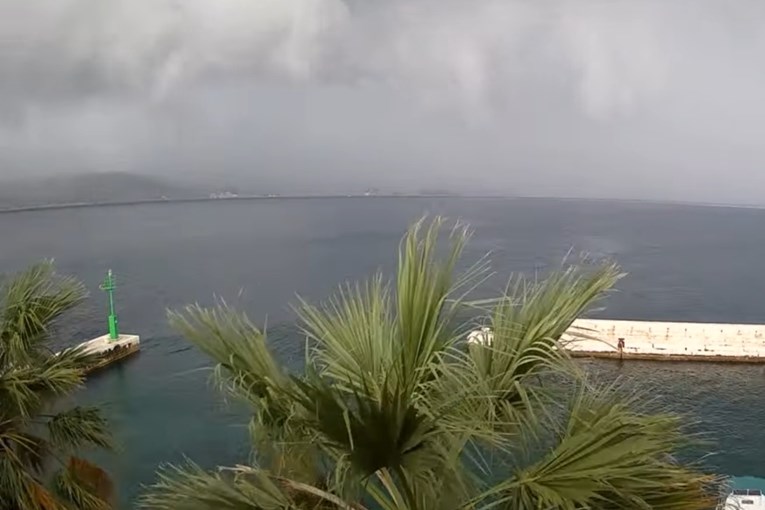 Snimljen trenutak dolaska oluje u Split, pogledajte