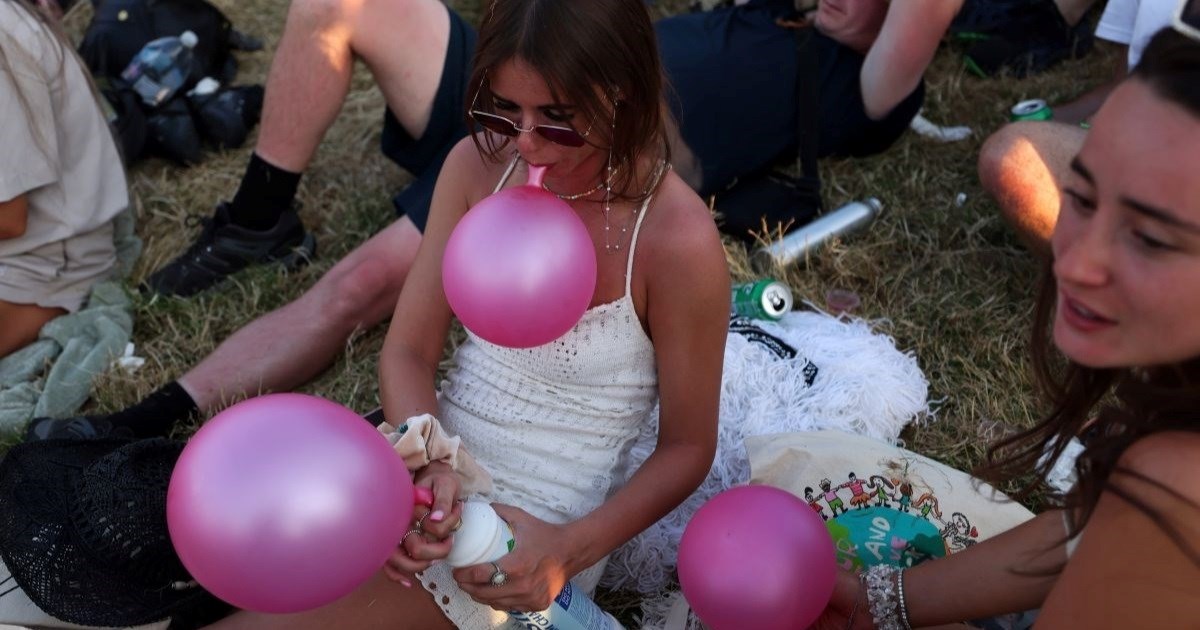 Kako je plin smijavac postao smrtonosna, ali legalna droga u SAD-u