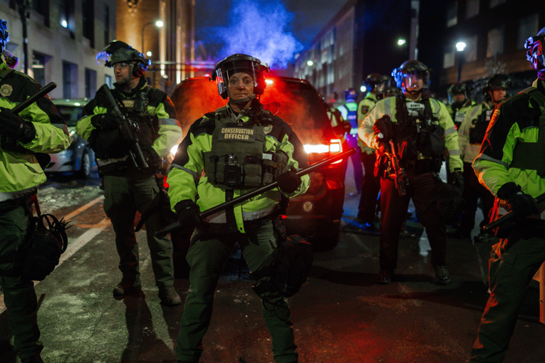 Agent ICE-a ubio ženu, deseci tisuća ljudi izašli na ulice. Ministrica šalje policiju