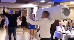 Video sa svadbe u Srbiji postao hit zbog onoga što je kum na ramenu donio u salu