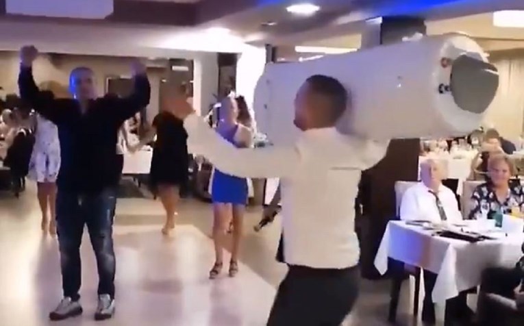 Video sa svadbe u Srbiji postao hit zbog onoga što je kum na ramenu donio u salu