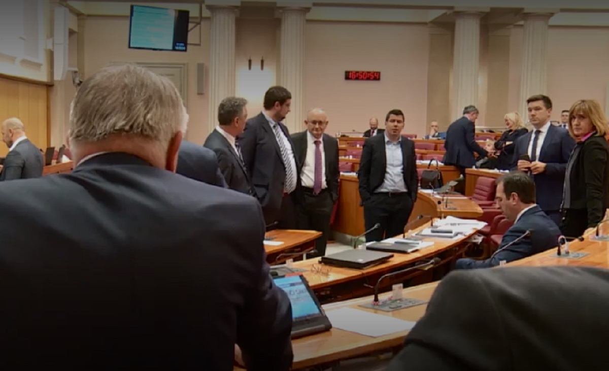 Đakić prostačio u saboru i psovao Grmoju