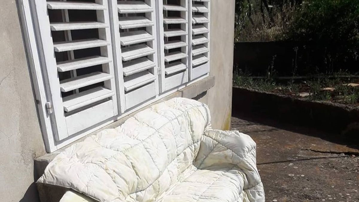 Bizarni kauč iz Dalmacije je hit: "Kad iznajmiš turistima cilu kuću"