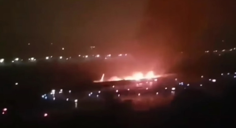 Boeing promašio pistu i zapalio se. Djelatnik aerodroma umro od srčanog udara
