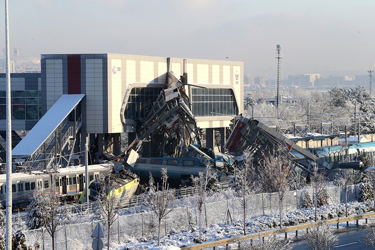 U sudaru vlakova u Ankari najmanje 9 poginulih, 47 ozlijeđenih