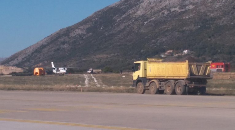 FOTO Avion u Dubrovniku sletio na zatvoreni dio piste među kamione