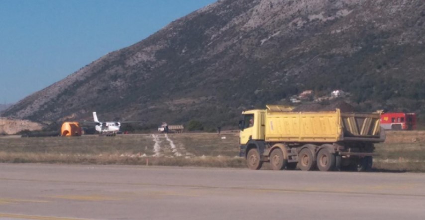 FOTO Avion u Dubrovniku sletio na zatvoreni dio piste među kamione