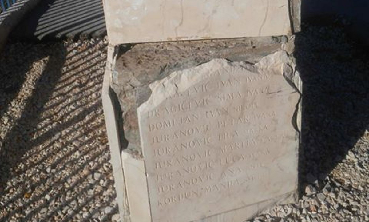 Kod Omiša u novogodišnjoj noći uništen spomenik partizanima