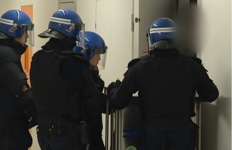 Islamist u francuskom zatvoru izbo dva čuvara i zabarikadirao se